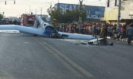 CAE AVIONETA EN UNA AVENIDA DE ECUADOR Y DEJA DOS FALLECIDOS