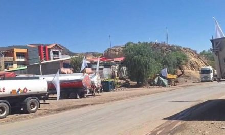 CISTERNEROS COLOCAN BANDERAS BLANCAS; ADVIERTEN CON TRAGEDIA SI HAY ENFRENTAMIENTOS DONDE ESTÁN PARADOS