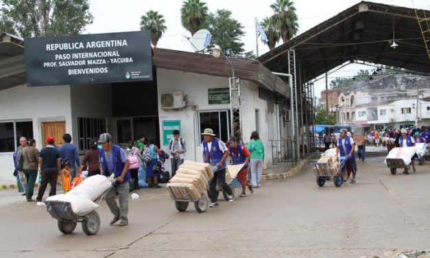 CIENTOS DE ARGENTINOS CRUZAN A BERMEJO POR COMPRAS AL POR MAYOR