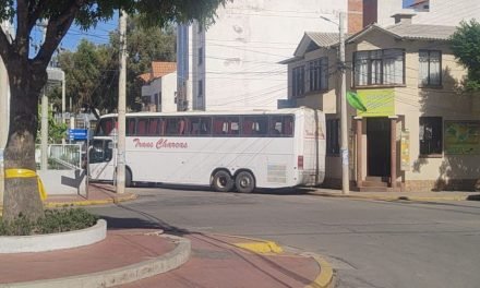 CHOFERES BLOQUEAN POR FALTA DE COMBUSTIBLE EN SUCRE