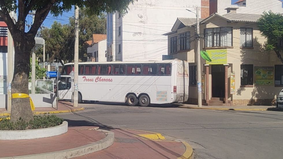 CHOFERES BLOQUEAN POR FALTA DE COMBUSTIBLE EN SUCRE