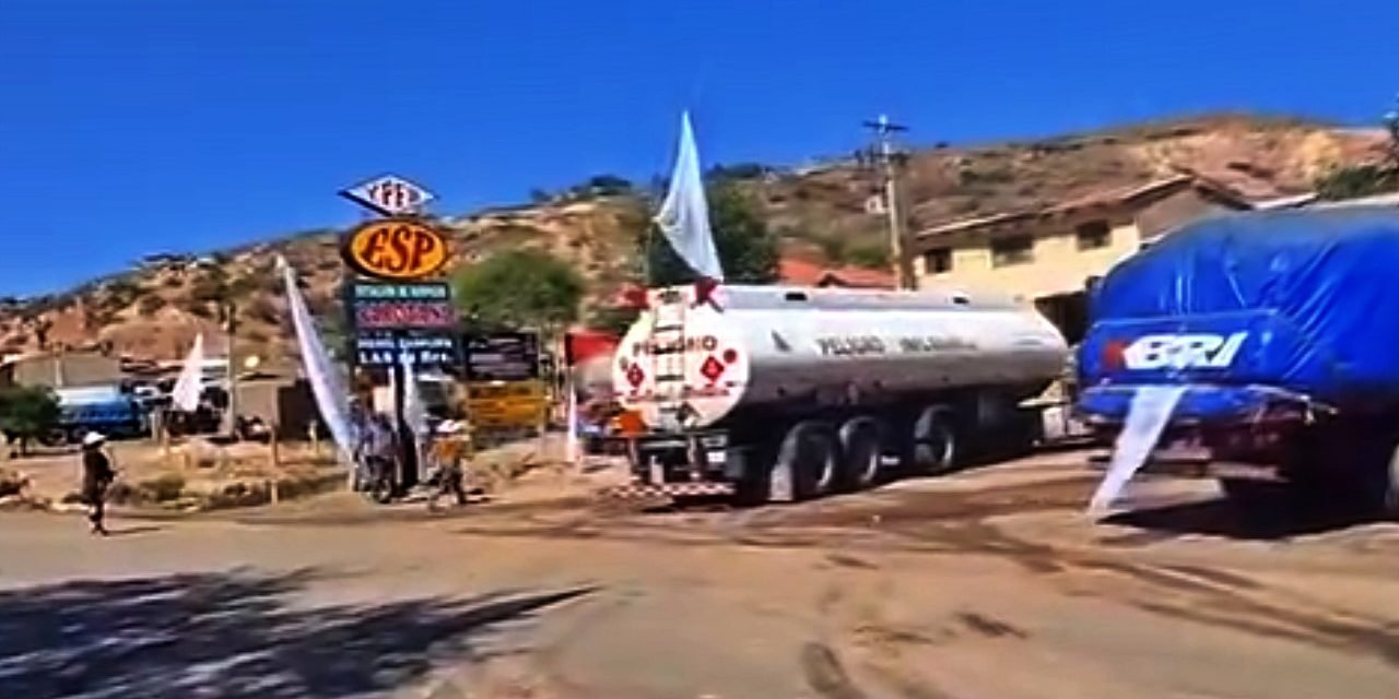 YPFB PIDE DEJAR PASAR 130 CISTERNAS VARADAS EN PAROTANI; ADVIERTE PELIGRO DE EXPLOSIÓN