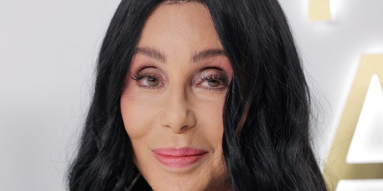 LAS REVELACIONES MÁS IMPACTANTES DEL LIBRO DE CHER: UN MATRIMONIO FALSO, EL ÉXITO Y LA SOMBRA DE LA MUERTE