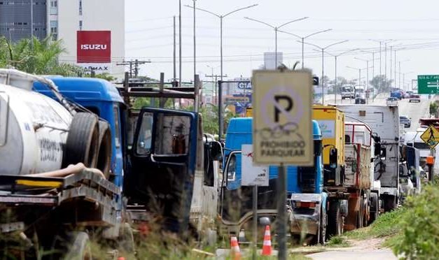 SUMINISTRO DE DIÉSEL GOLPEA A MILES DE CONDUCTORES QUE HACEN FILA HASTA 5 DÍAS SEGUIDOS