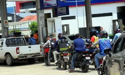 PESE AL DESBLOQUEO DE CARRETERAS SE AGRAVA LA ESCASEZ DE COMBUSTIBLES