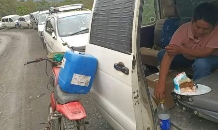 SACRIFICÓ SU CUMPLEAÑOS HACIENDO FILA PARA CARGAR COMBUSTIBLE A SU MINIBÚS