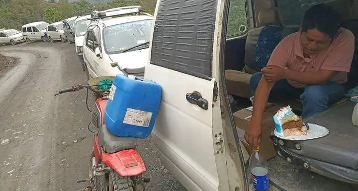 SACRIFICÓ SU CUMPLEAÑOS HACIENDO FILA PARA CARGAR COMBUSTIBLE A SU MINIBÚS
