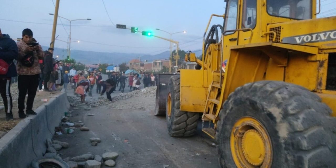 CON MAQUINARIA PESADA, POLICÍAS Y MILITARES INTERVIENEN BLOQUEOS