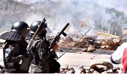 EL CONVOY POLICIAL Y MILITAR SE ENFRENTA CON BLOQUEADORES EN INGRESO A PAROTANI