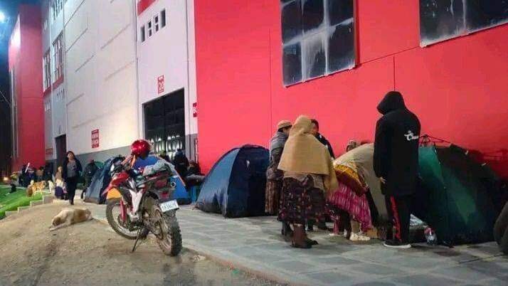 TRAS AGOTARSE LAS ENTRADAS ONLINE, HINCHAS HACEN FILA EN BOLETERÍAS DE VILLA INGENIO