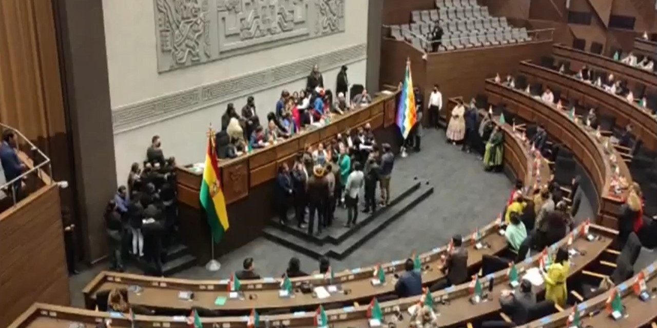 ENTRE GRITOS Y DESCONTENTO DEL EVISMO, OMAR YUJRA INSTALA LA PRIMERA SESIÓN EN DIPUTADOS