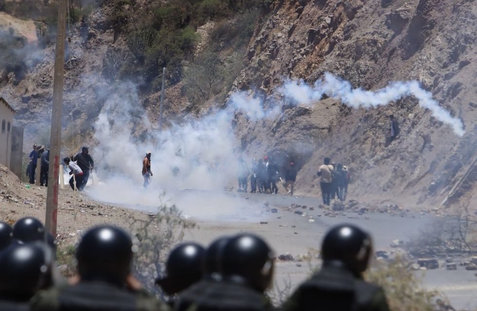 REPORTAN LOS PRIMEROS HERIDOS; BLOQUEADORES ATACAN DESDE CERROS