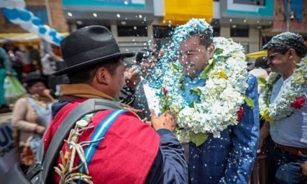 PONCHOS ROJOS PROCLAMAN A JHONNY FERNÁNDEZ COMO ‘FUTURO PRESIDENTE’