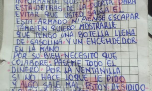 LADRÓN ROCÍA GASOLINA EN UNA AGENCIA BANCARIA Y HUYE EN MOTO