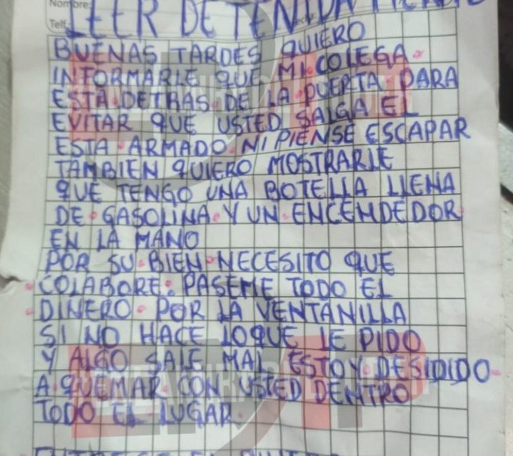 LADRÓN ROCÍA GASOLINA EN UNA AGENCIA BANCARIA Y HUYE EN MOTO