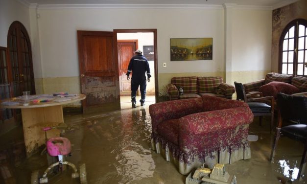 FAMILIAS INGRESAN POR LOS TECHOS PARA RESCATAR SUS PERTENENCIAS EN LLOJETA