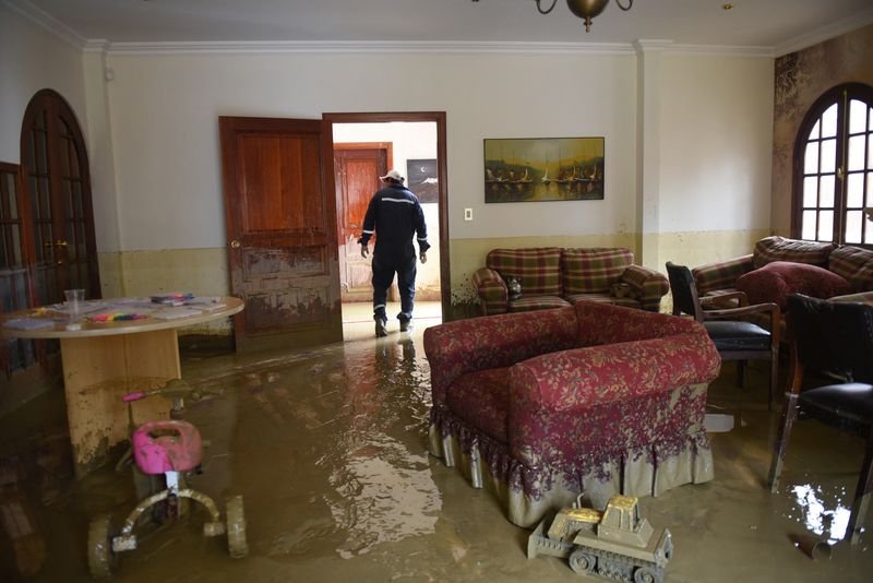 FAMILIAS INGRESAN POR LOS TECHOS PARA RESCATAR SUS PERTENENCIAS EN LLOJETA