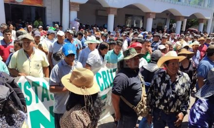 MICREROS CERCAN EL CONCEJO MUNICIPAL EXIGIENDO EL AUMENTO DEL PASAJE