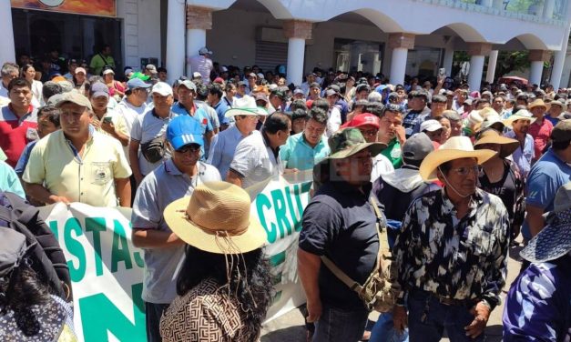 MICREROS CERCAN EL CONCEJO MUNICIPAL EXIGIENDO EL AUMENTO DEL PASAJE