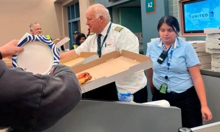 PILOTO COMPRÓ 30 PIZZAS PARA COMPENSAR A SUS PASAJEROS POR RETRASO DEL VUELO