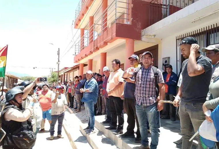 «POBLADORES» TOMAN  ALCALDÍA DE MAIRANA, DENUNCIAN QUE LA ALCALDESA FINANCIA LOS BLOQUEOS