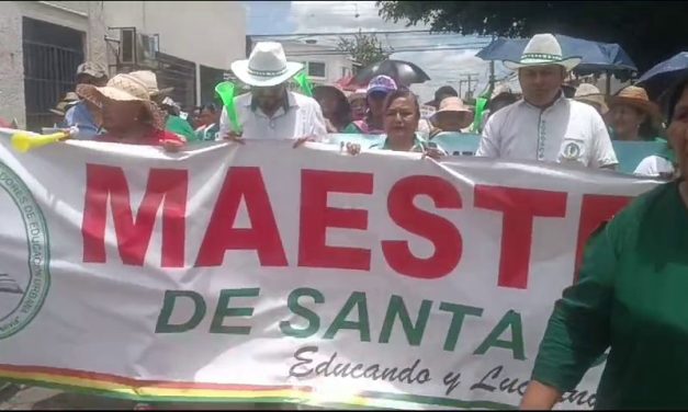 MAESTROS DE SANTA CRUZ MARCHAN EXIGIENDO UNA SERIE DE DEMANDAS
