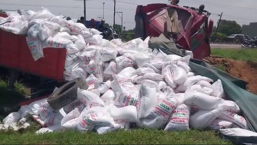 CAMIÓN CARGADO CON AZÚCAR SUFRE SE ENCUNETA PARA EVITAR CHOCAR