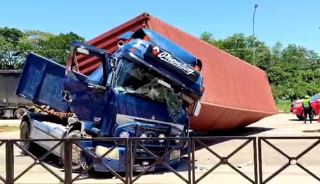 CHOFER MUERE APLASTADO POR EL CONTENEDOR DE SU CAMIÓN