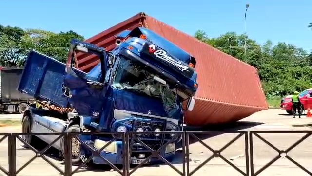 CHOFER MUERE APLASTADO POR EL CONTENEDOR DE SU CAMIÓN