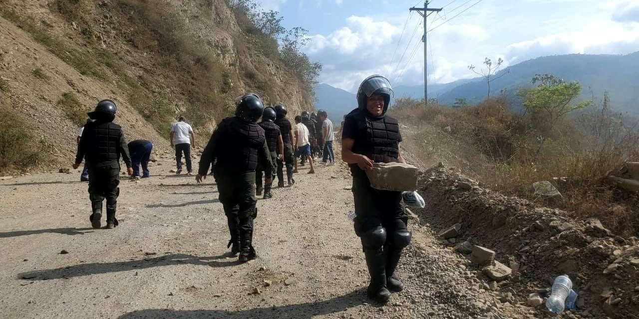 POLICÍA INTERVIENE BLOQUEO EN CARRETERA A PALOS BLANCOS