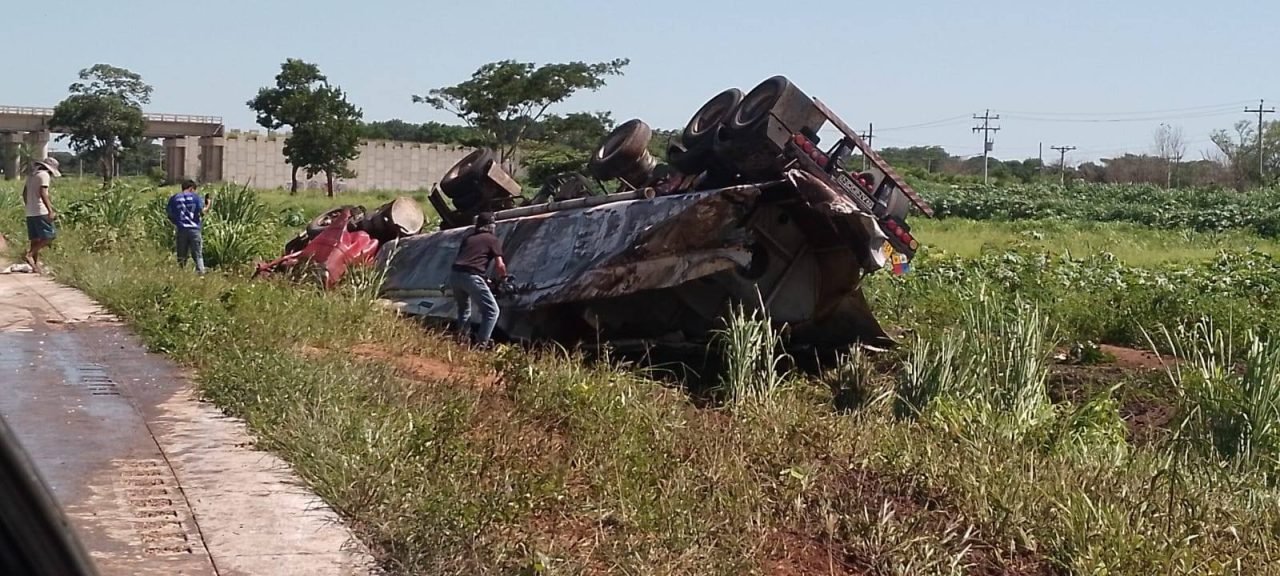 CISTERNA CARGADO DE ACEITE SE VUELCA EN LA CARRETERA NUEVA SANTA CRUZ