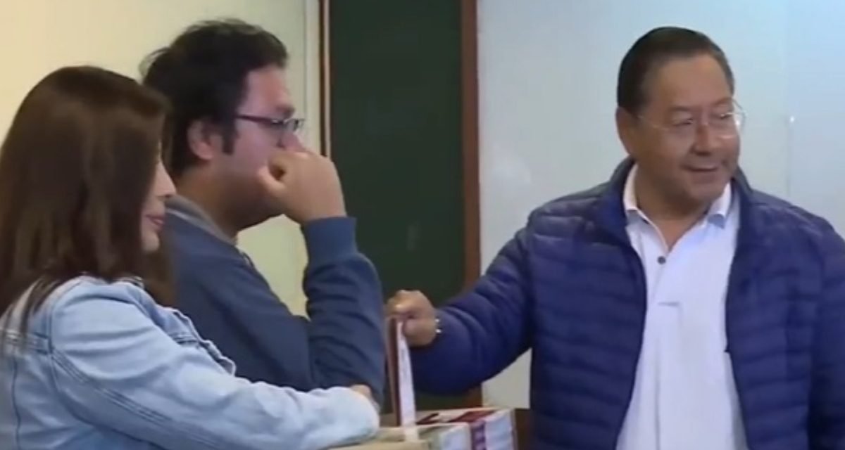 EL PRESIDENTE EMITIÓ SU VOTO Y EXHORTÓ A LA POBLACIÓN A ACUDIR A LAS URNAS