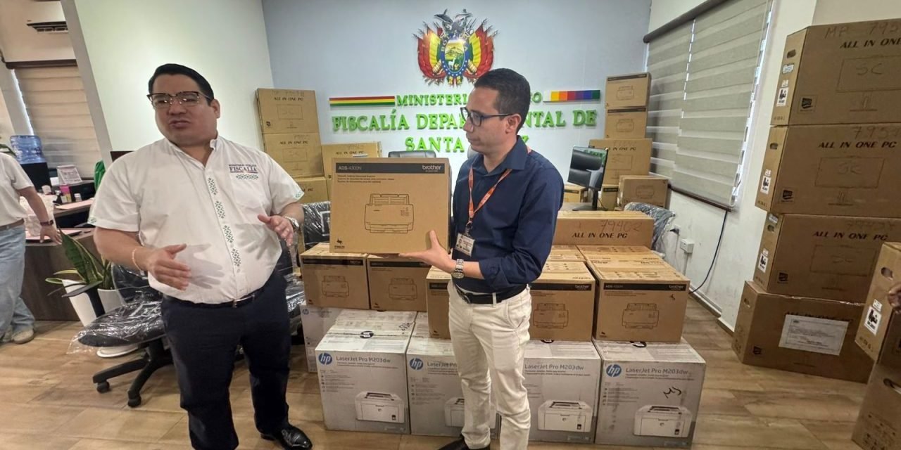 FISCAL GENERAL ENTREGA 90 NUEVOS EQUIPOS DE COMPUTACIÓN PARA LA FISCALÍA DEPARTAMENTAL DE SANTA CRUZ