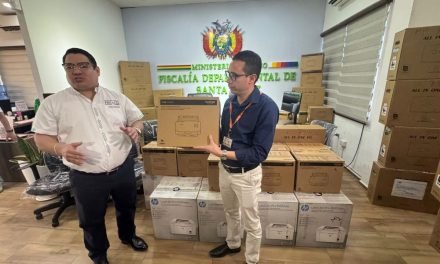 FISCAL GENERAL ENTREGA 90 NUEVOS EQUIPOS DE COMPUTACIÓN PARA LA FISCALÍA DEPARTAMENTAL DE SANTA CRUZ