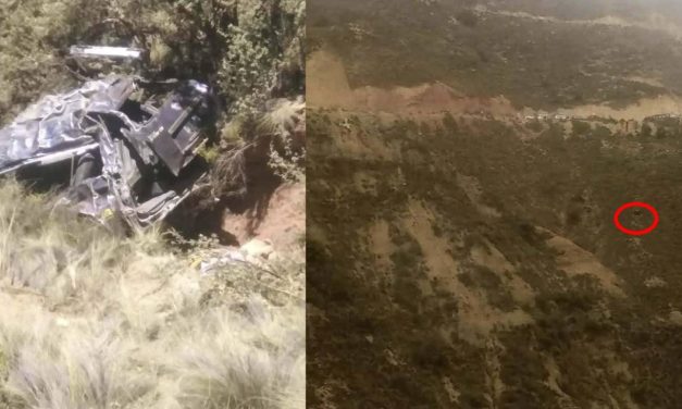MIEMBROS DE UNA PRODUCTORA MUSICAL SE EMBARRANCAN EN CARRETERA A SAPAHAQUI