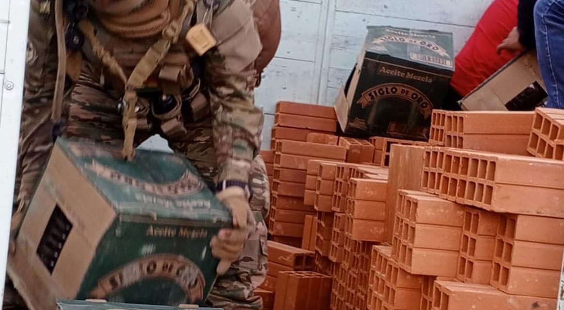 SECUESTRAN EN LA PAZ ACEITE QUE ESTABAN OCULTAS ENTRE LADRILLOS DE UN CAMIÓN