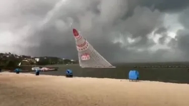 ÁRBOL DE NAVIDAD GIGANTE CAYÓ Y MATÓ A UN JOVEN DE 21 AÑOS EN BRASIL
