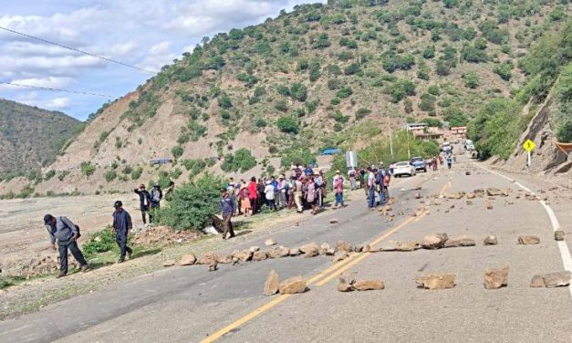 EL BLOQUEO EN LA CARRETERA SUCRE – SANTA CRUZ SE MANTIENE