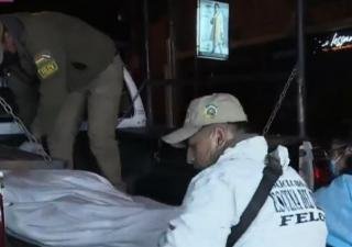 BOMBEROS EVITAN QUE HOMBRE SALTE DE UN EDIFICIO Y DESCUBREN EL CADÁVER DE SU PAREJA