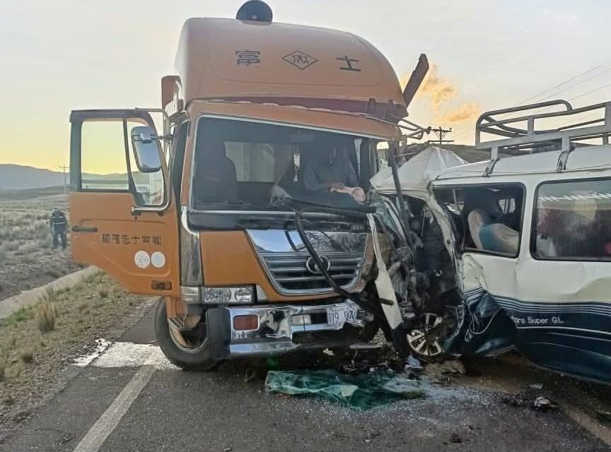 TRES MUERTOS Y CINCO HERIDOS EN CHOQUE ENTRE MINIBÚS Y CAMIÓN EN LA PAZ