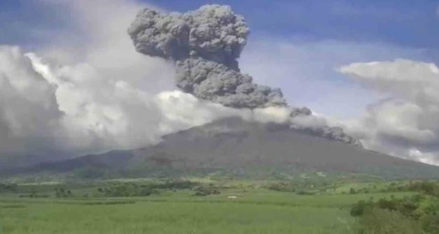 UNA CIUDAD FILIPINA PROHÍBE LAS FIESTAS DE NAVIDAD POR LA ERUPCIÓN DE UN VOLCÁN