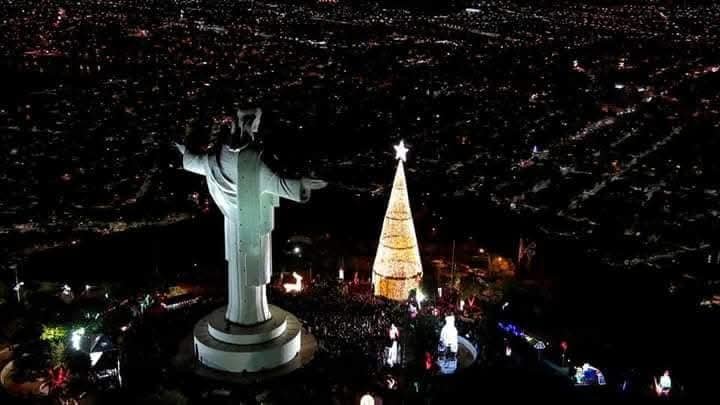 COCHABAMBA TIENE EL ARBOL NAVIDEÑO MÁS GRANDE DE BOLIVIA