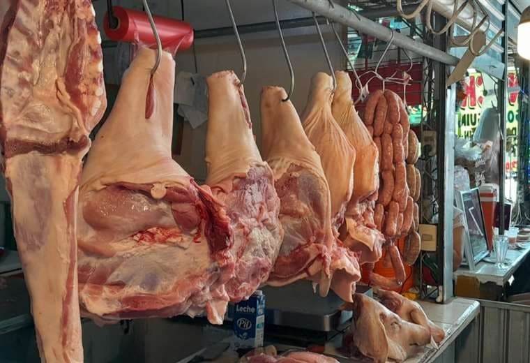 EL PRECIO DEL POLLO SE DISPARA A BS 24 EL KILO Y LA CARNE DE CERDO LLEGA HASTA BS 45