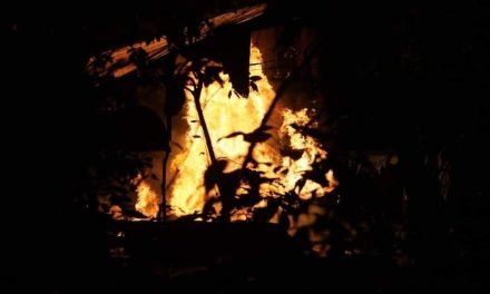 UN CAMIÓN CISTERNA VOLCÓ Y EXPLOTÓ EN LA RUTA COCHABAMBA-SANTA CRUZ