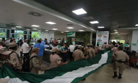 GENDARMES ENTRAN HASTA LA QUINTA MUNICIPAL PARA EXIGIR RESPETO A SUS DERECHOS LABORALES