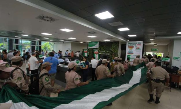 GENDARMES ENTRAN HASTA LA QUINTA MUNICIPAL PARA EXIGIR RESPETO A SUS DERECHOS LABORALES