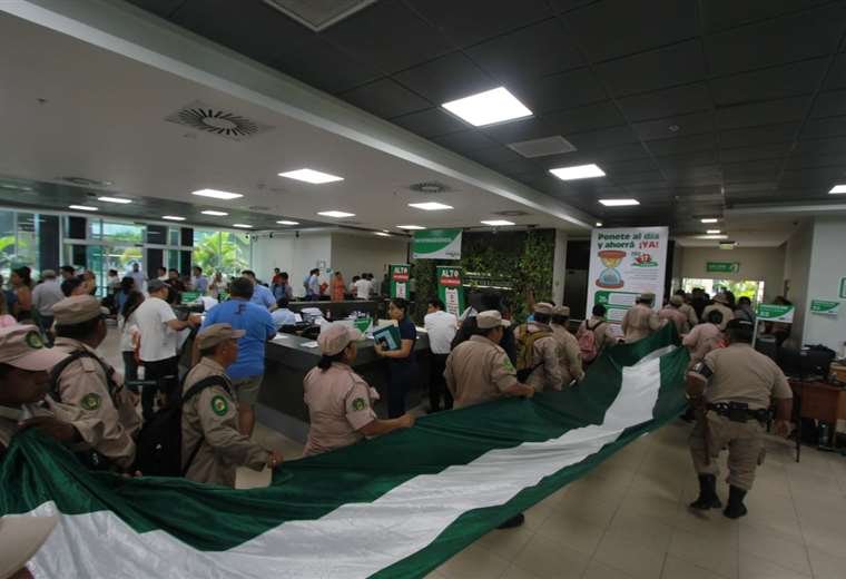 GENDARMES ENTRAN HASTA LA QUINTA MUNICIPAL PARA EXIGIR RESPETO A SUS DERECHOS LABORALES