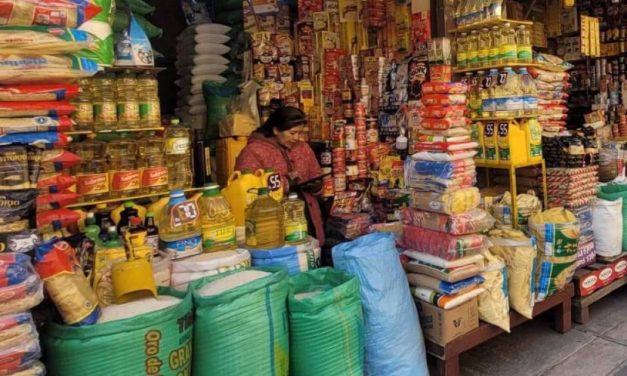 EN LA PAZ ESCASEA EL ACEITE EN TIENDAS Y COMERCIANTES LIMITAN LA VENTA