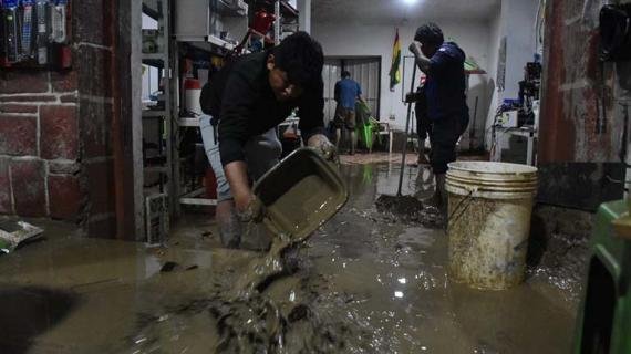 TRAS LA RIADA EN COLCAPIRHUA, DESPLIEGAN A 350 MILITARES PARA AYUDAR EN LA LIMPIEZA