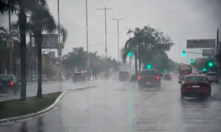 LA LLUVIA Y EL PARO COMPLICAN LA JORNADA EN SANTA CRUZ
